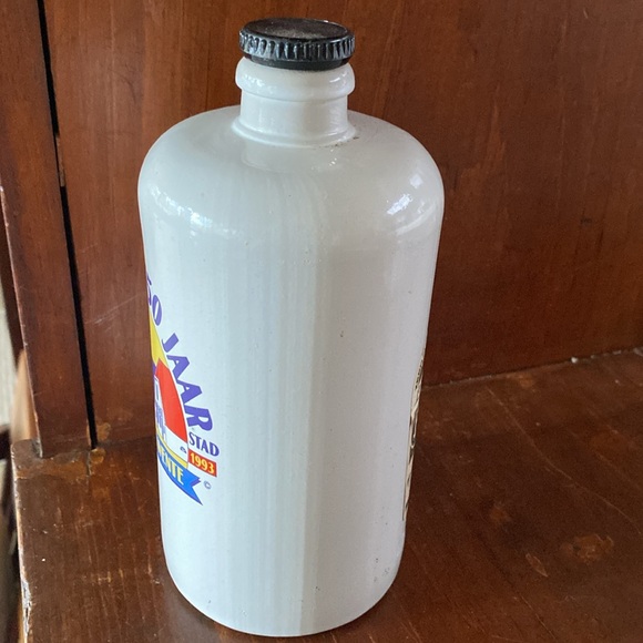 Vintage empty stoneware bottle with lid 7 1/4 inches tall approximately - Picture 3 of 4